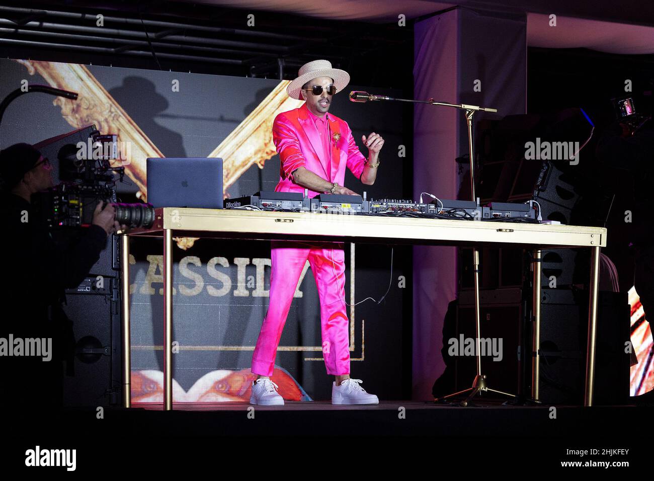 Miami, Vereinigte Staaten Von Amerika. 29th Januar 2022. HALLANDALE, FLORIDA - 29. JANUAR: DJ Cassidy tritt im Carousel Club bei der Pegasus-Weltmeisterschaft 2022 im Gulfstream am 29. Januar 2022 in Hallandale, Florida, auf. (Foto von Alberto E. Tamargo/Sipa USA) Quelle: SIPA USA/Alamy Live News Stockfoto