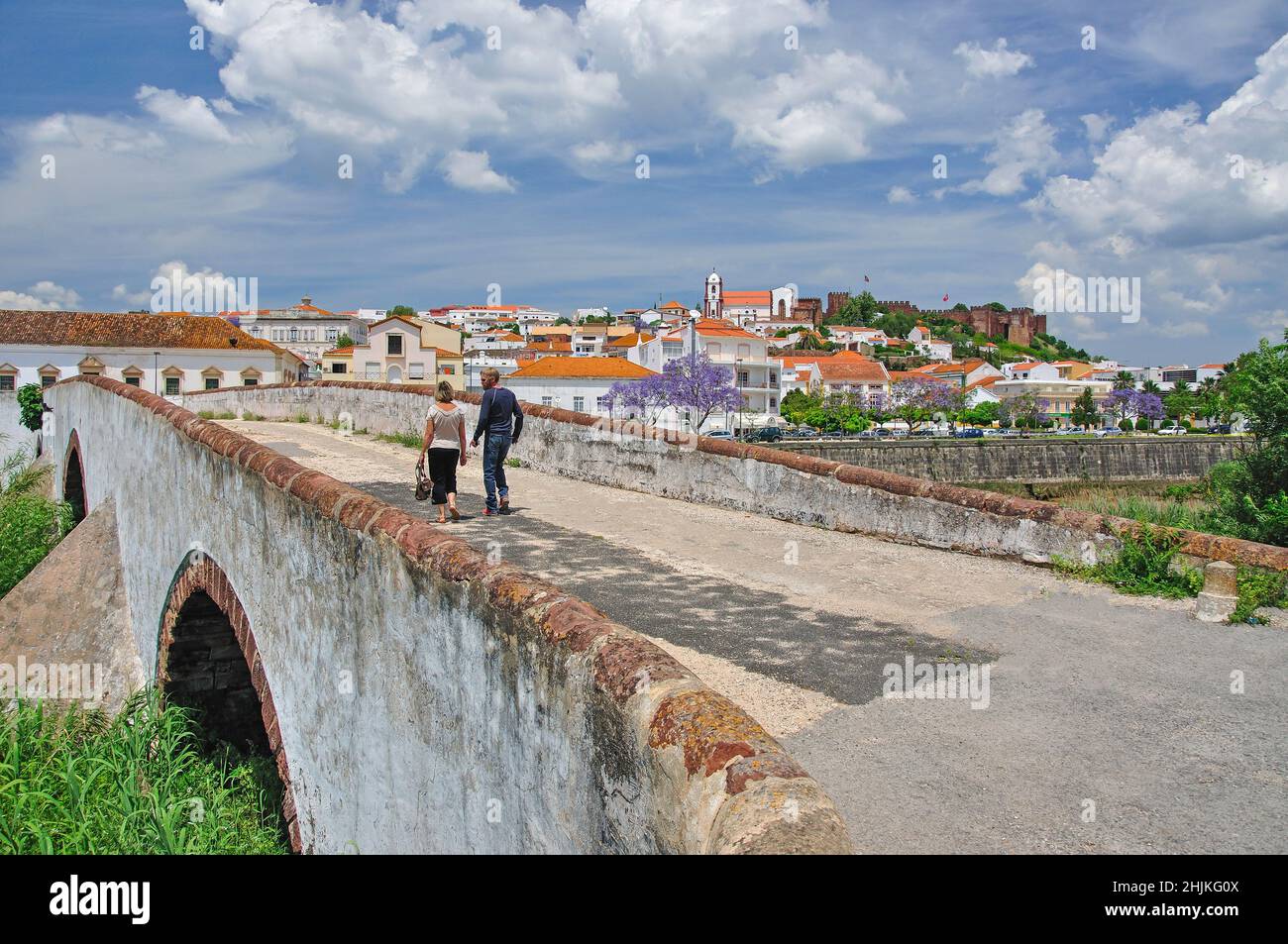 Blick auf die antike römische Brücke, Silves, Algarve, Portugal Stockfoto