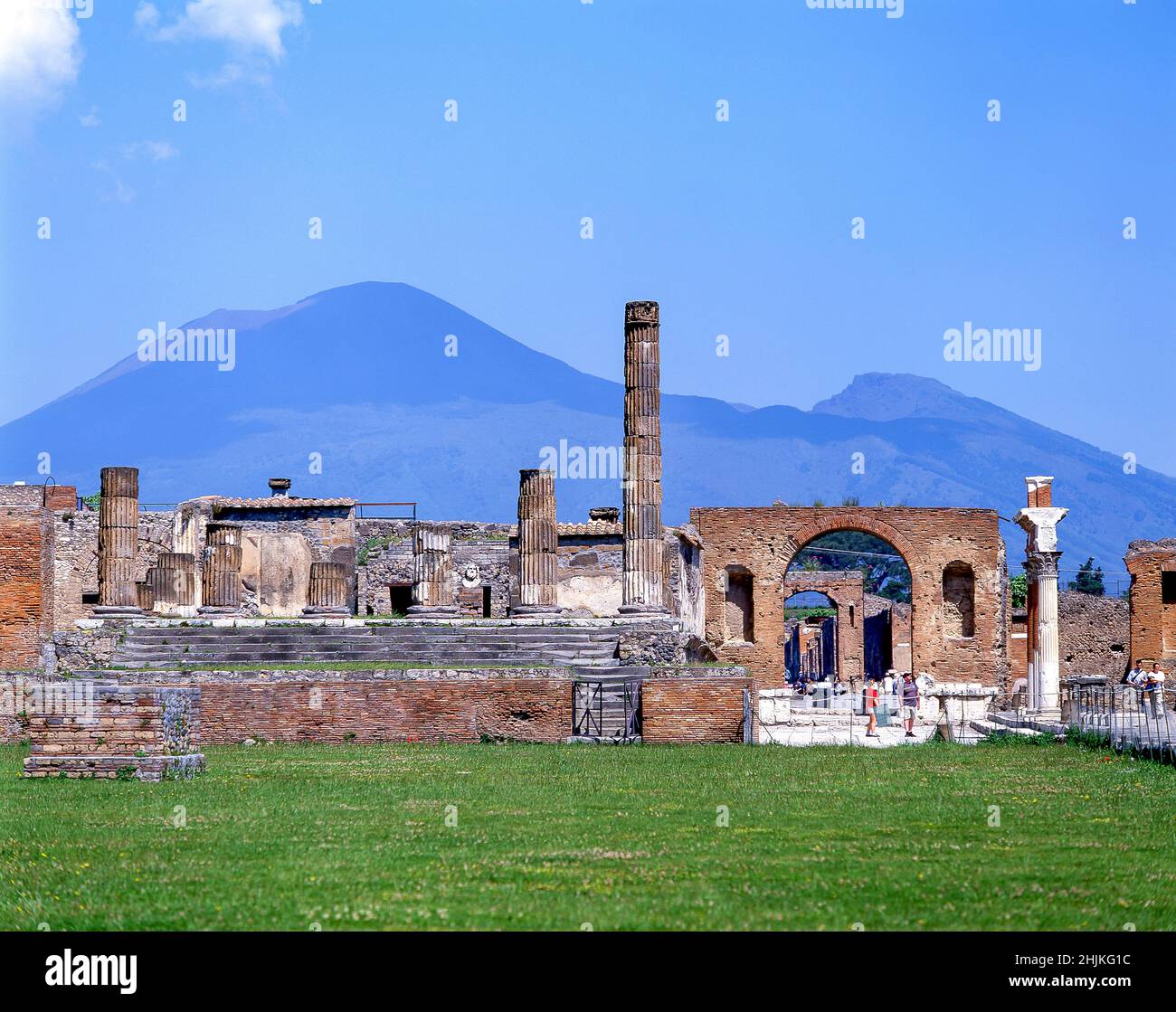 Vesuv vom Forum, der antiken Stadt Pompeji, Pompeji, der Metropolstadt Neapel, der Region Kampanien, Italien Stockfoto