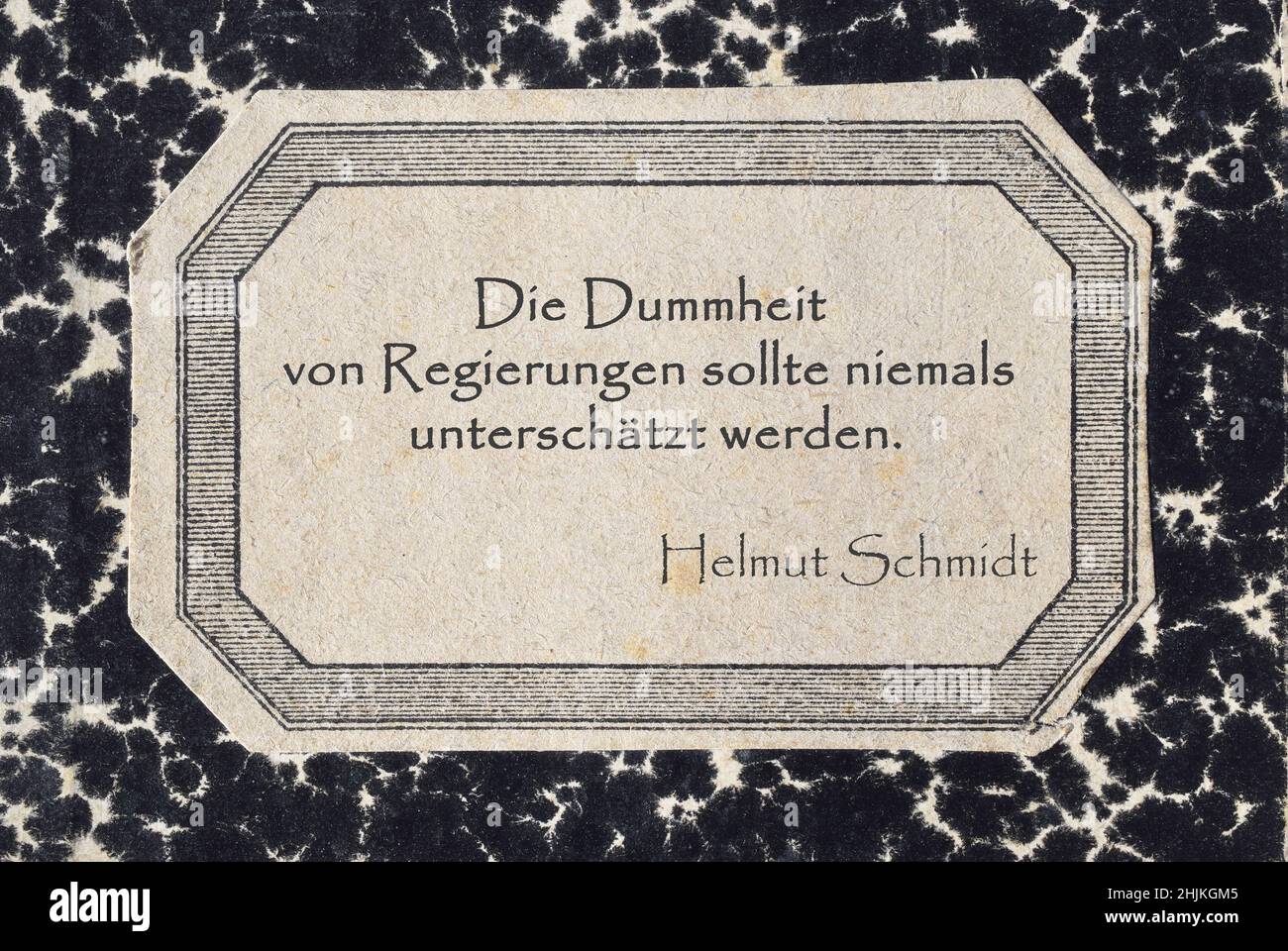 Zitat des ehemaligen deutschen Bundeskanzlers Helmut Schmidt: Die Dummheit der Regierungen darf nie unterschätzt werden. Stockfoto
