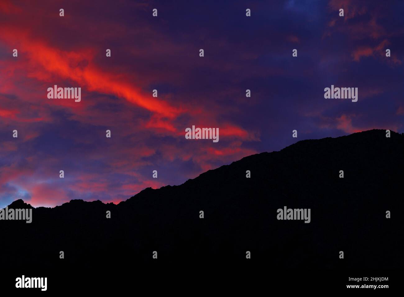 Rote Wolken über den San Ysidro Bergen im Anza Borrego Desert State Park, San Diego, Kalifornien Stockfoto