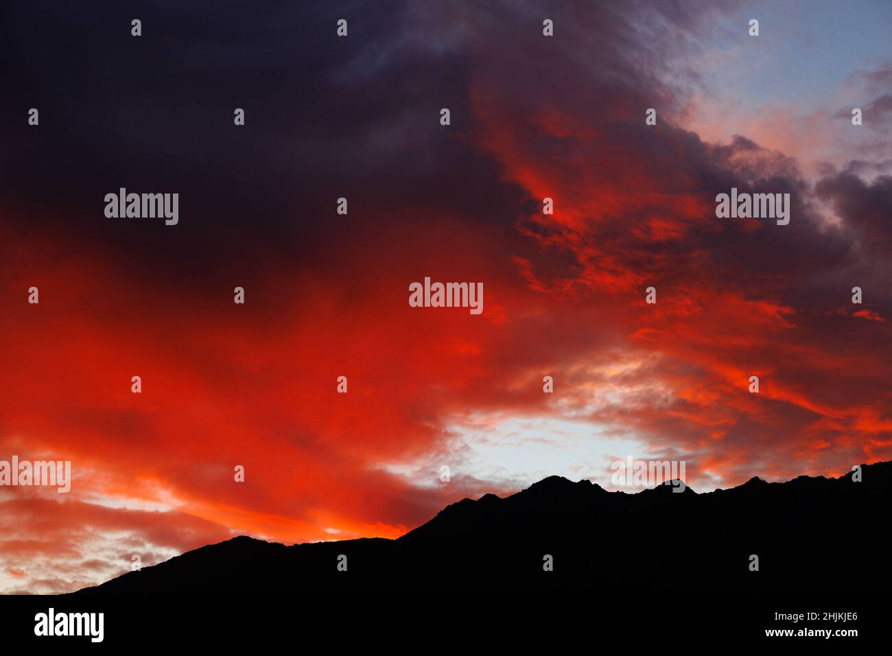 Rote Wolken über den San Ysidro Bergen im Anza Borrego Desert State Park, San Diego, Kalifornien Stockfoto