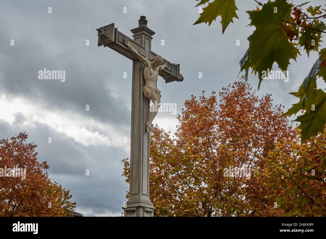 Berühmte Skulptur des Christus der Gefälligkeiten unter herbstlichen Bäumen im Viertel Realejo von Granada (Spanien) Stockfoto