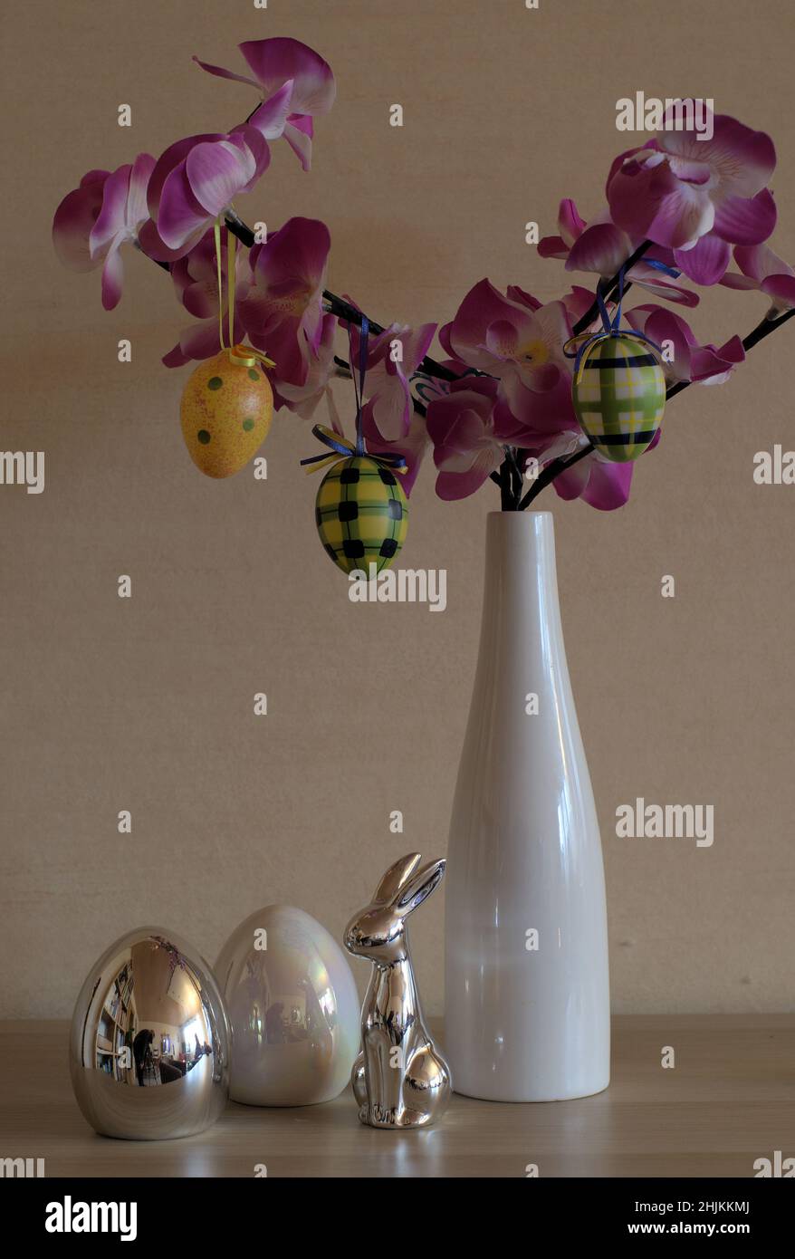 Symbolbild, Dekoration für ostern, Design: Vase mit osterstrauß, Eier und Hase, weiß und silber Stockfoto