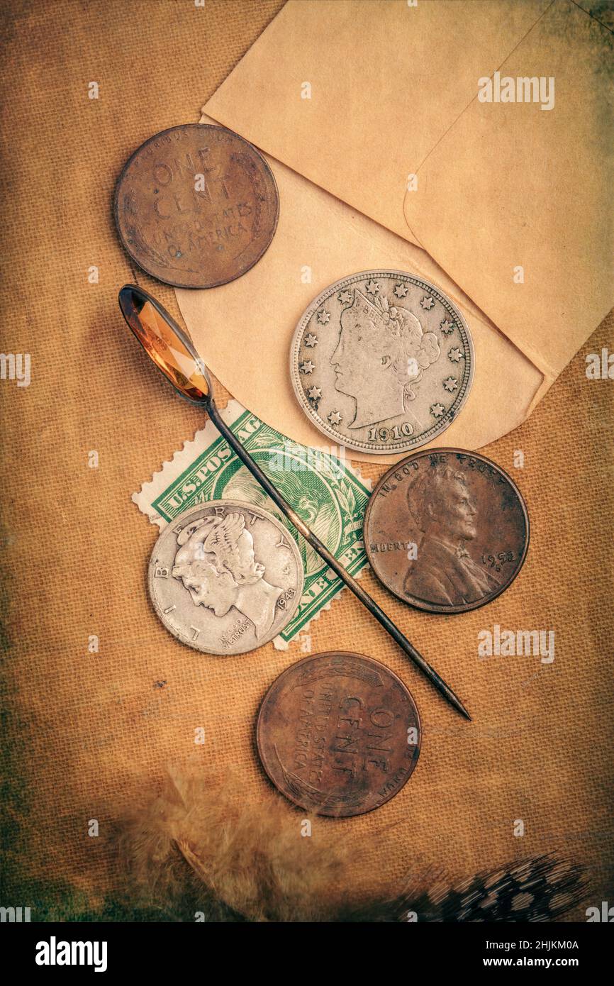 Vintage American Coins mit einem alten Stempel und Hutnadel liegen flach Stockfoto