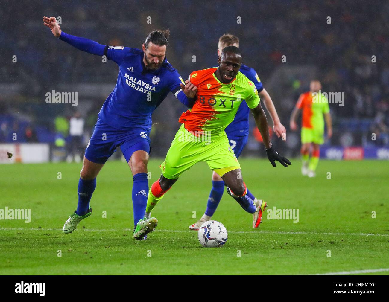 Cardiff City Stadium, Cardiff, Großbritannien. 30th Januar 2022. Championship Football, Cardiff City gegen Nottingham Forest; Sean Morrison von Cardiff City und Keinan Davis von Nottingham Forest joggen um Besitz Kredit: Action Plus Sports/Alamy Live News Stockfoto