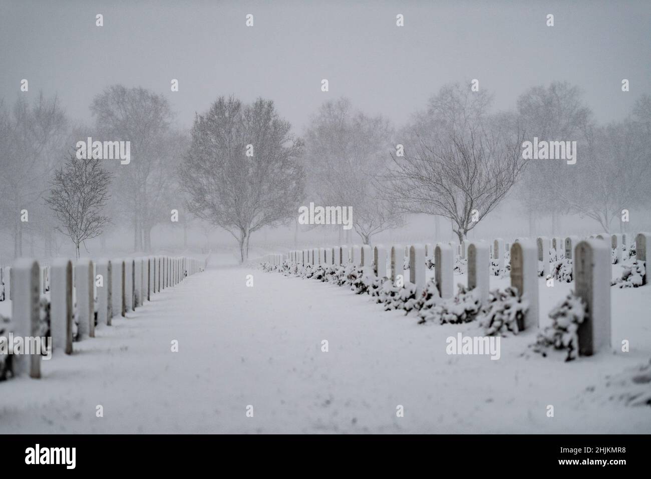 Schnee fällt in Abschnitt 60 des Nationalfriedhofs von Arlington, Arlington, Virginia, 3. Januar 2022. Dies war der erste Schnee des Jahres. Stockfoto