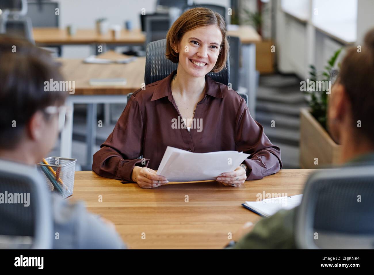 Porträt einer lächelnden jungen Frau bei einem Vorstellungsgespräch mit der HR-Führungskraft, Platz kopieren Stockfoto