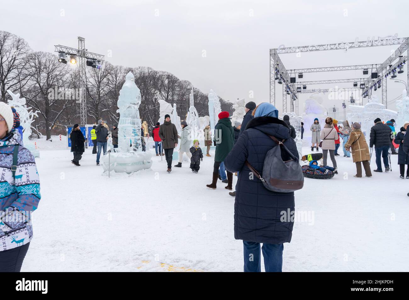 Moskau, Russland, 29.01.2022 viele Menschen beim Schnee- und Eisfest in moskau Stockfoto