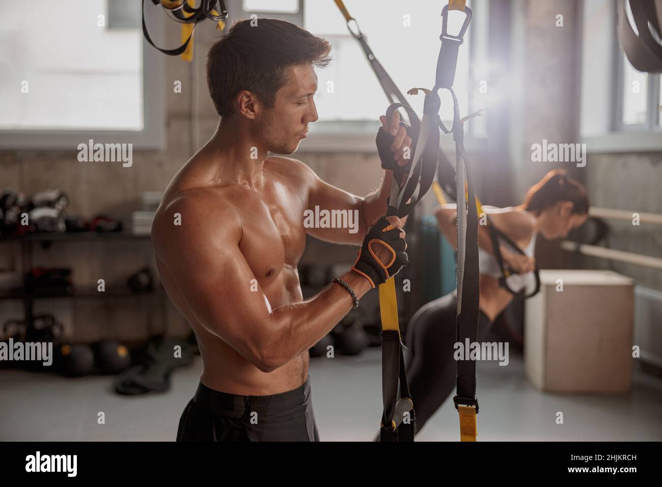 Ein sportlicher Mann mit Stretching Tape im Fitnessstudio Stockfoto