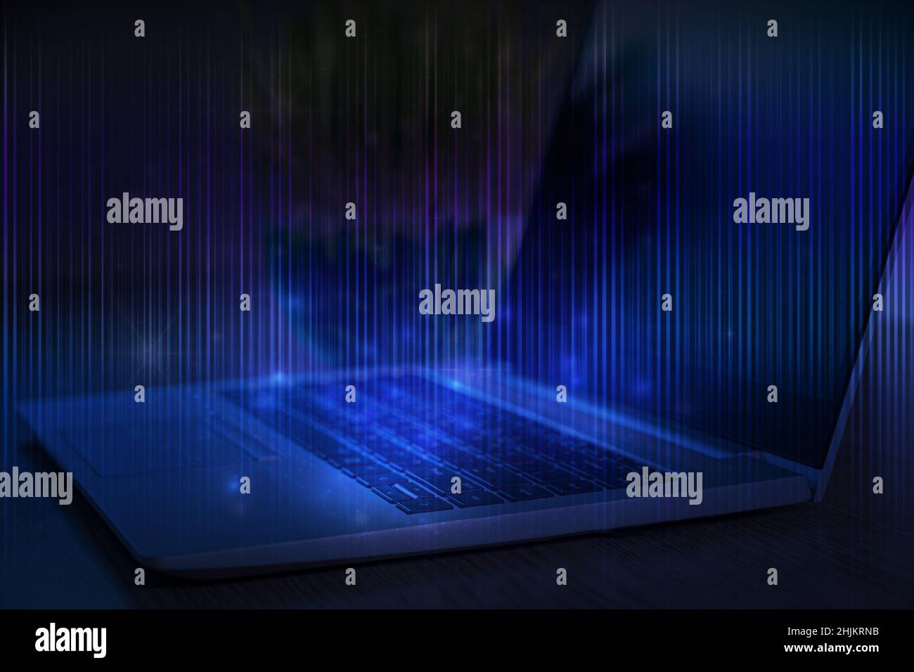 Technologischer Hintergrund. Laptop mit Streifen von Licht auf blau. Lernen Sie Programmiersprache, Computerkurse, Schulungen. Stockfoto