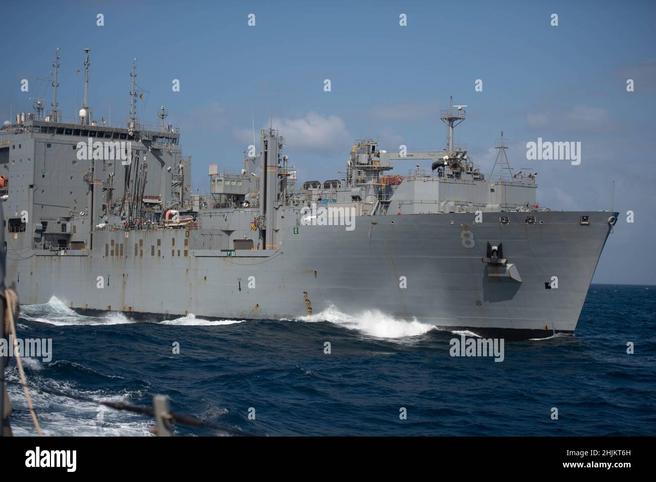 220109-N-UP745-1118 GOLF VON ADEN (JAN 9, 2022) das Trockenfrachtschiff USNS Wally Schirra (T-AKA-8) durchreist während einer Auffüllung auf See, 9. Januar, neben dem Lenkraketen-Zerstörer USS Jason Dunham (DDG 109). Jason Dunham wird im Einsatzgebiet der US-Flotte für 5th eingesetzt, um die Sicherheit und Stabilität der Seeschifffahrt in der Region des Nahen Ostens zu gewährleisten. Stockfoto