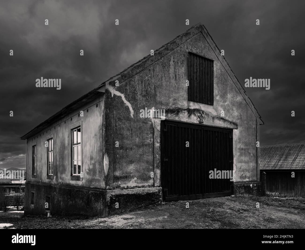 Old Forge oder Schmied Shop im ländlichen Mostviertel von Niederösterreich, ein Moody und Spooky Old Building Stockfoto