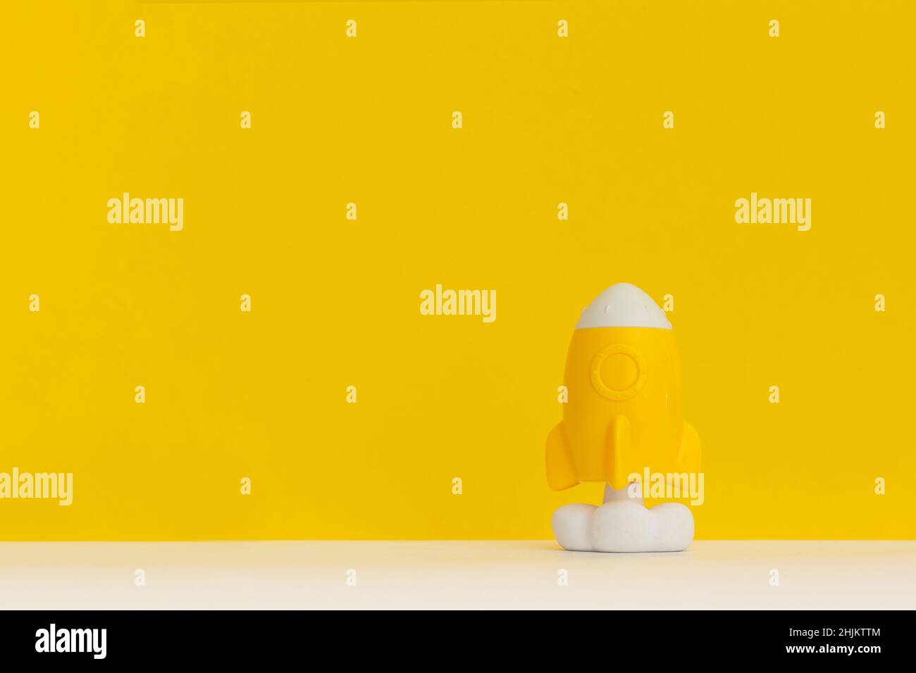 Rakete auf gelbem Hintergrund, Startup-Geschäftsidee Stockfoto