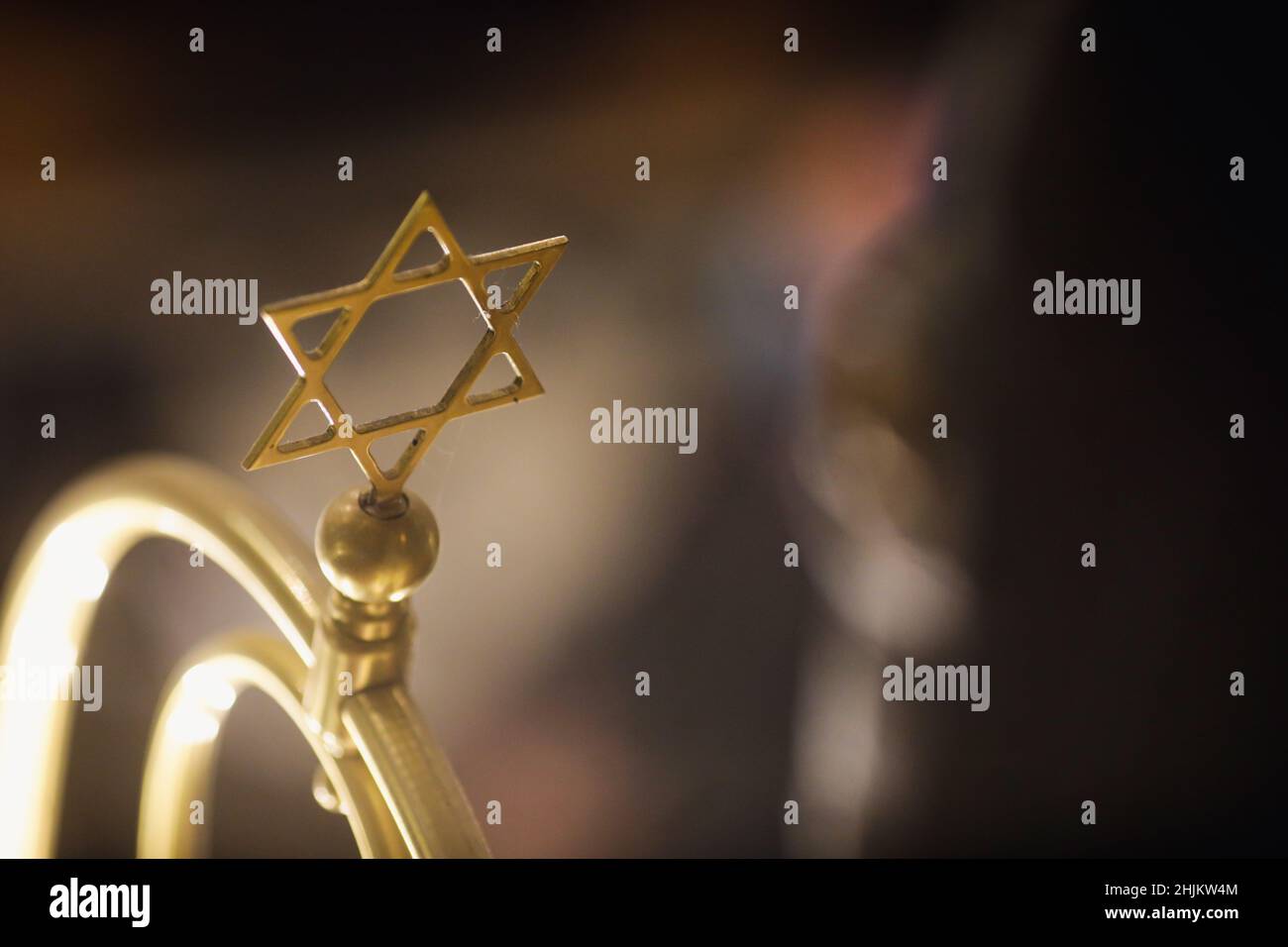 Details zur geringen Schärfentiefe (selektiver Fokus) mit einem Metallstern von David in einer Synagoge. Stockfoto