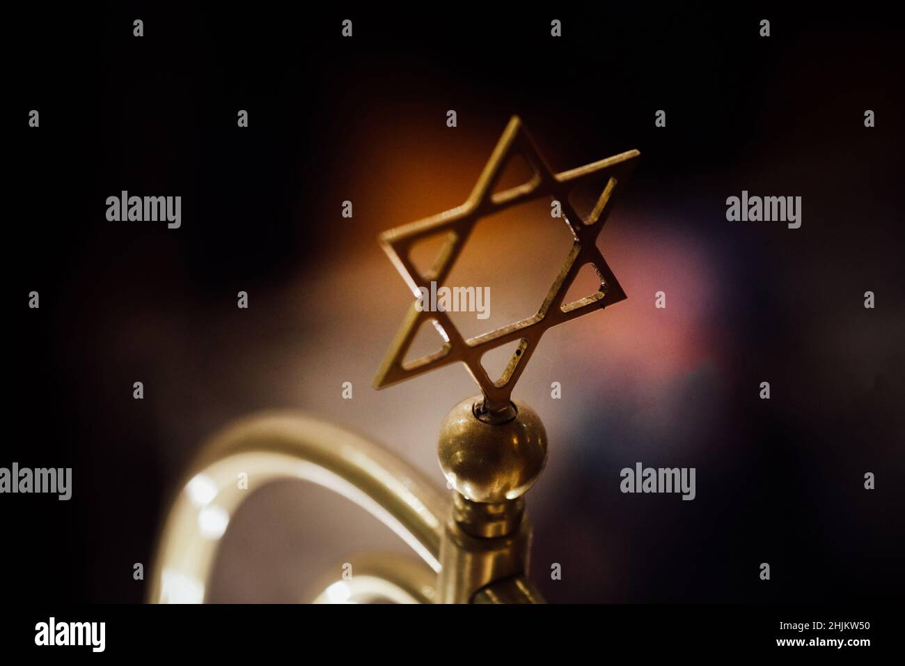 Details zur geringen Schärfentiefe (selektiver Fokus) mit einem Metallstern von David in einer Synagoge. Stockfoto