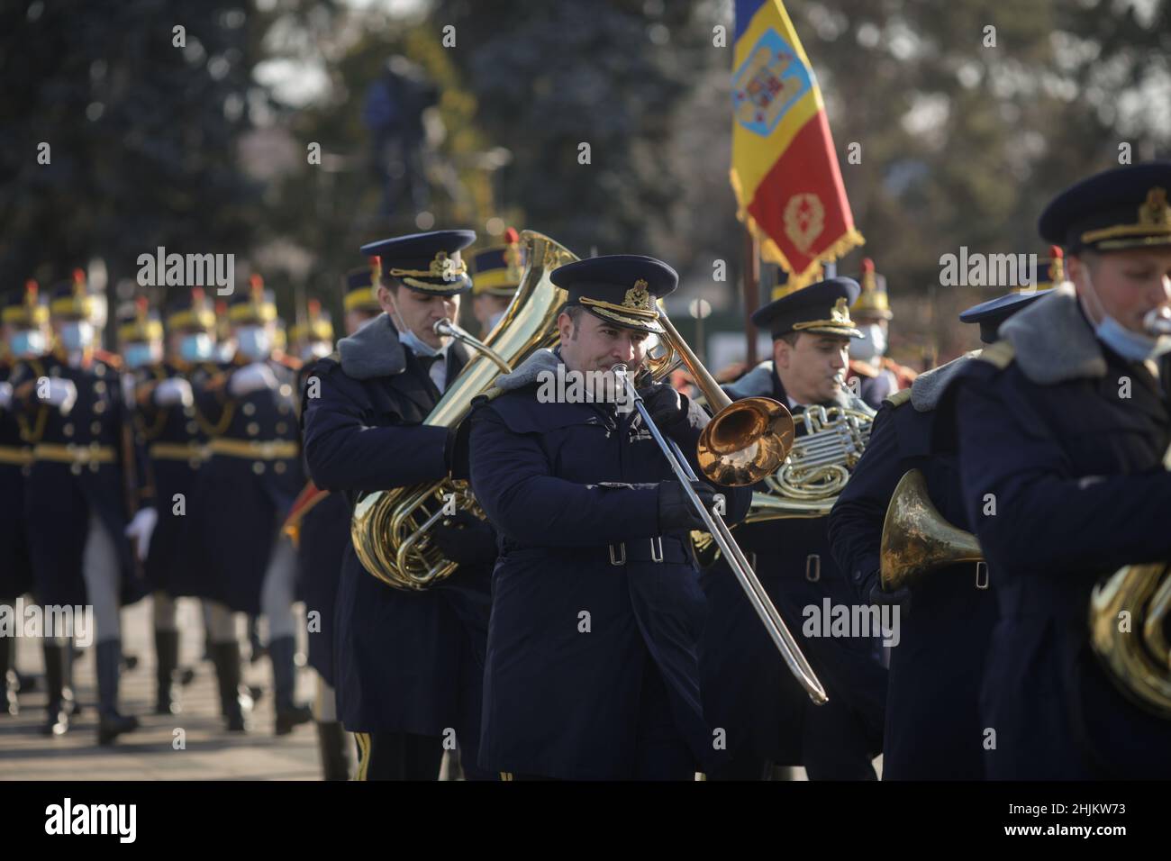 Bukarest, Rumänien - 24. Januar 2022: Rumänische Militärkapelle spielt während einer Zeremonie. Stockfoto