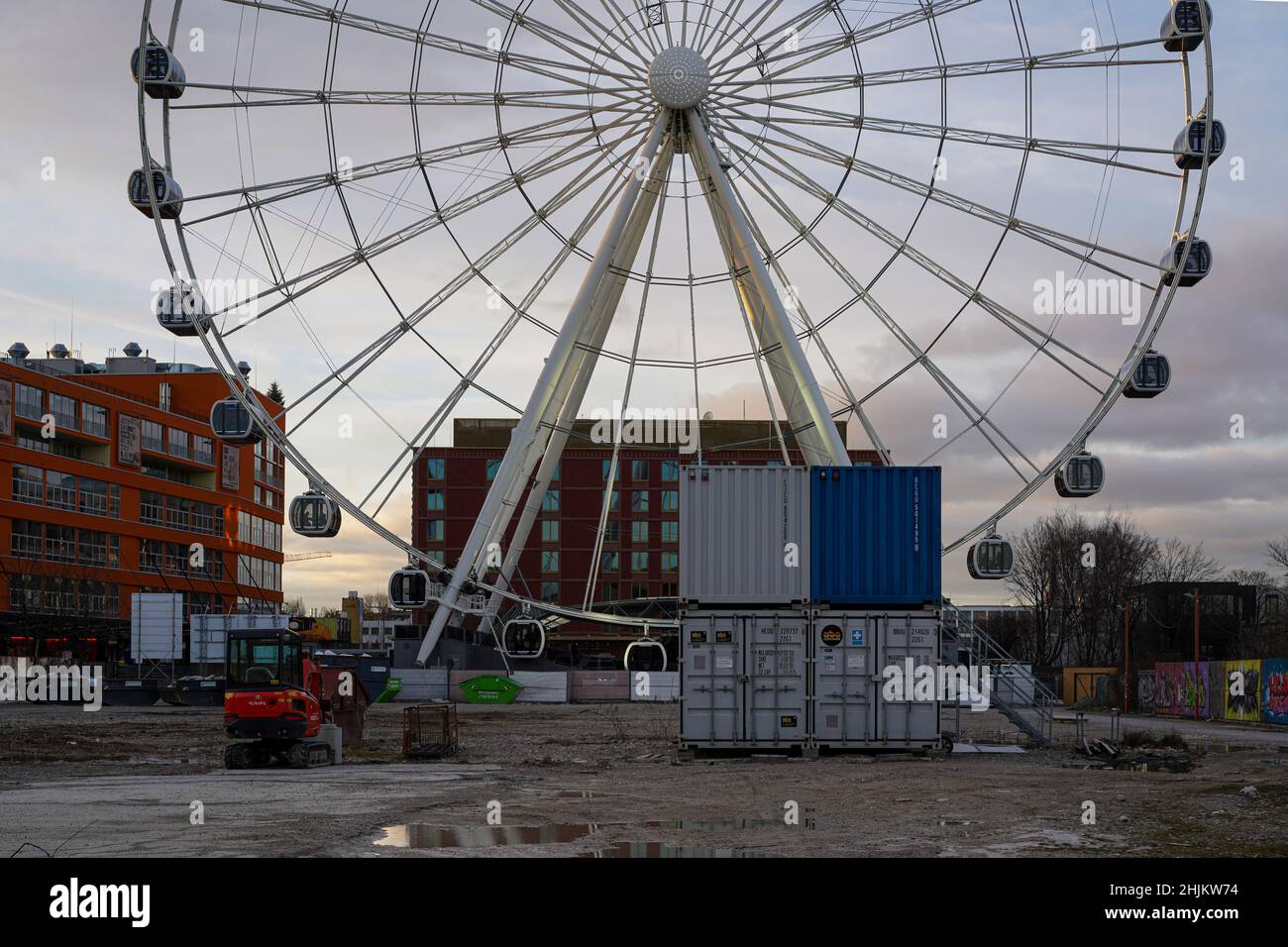 Das hier abgebildete Umadum, das größte mobile Riesenrad der Welt, ist 78 Meter hoch und befindet sich im Münchner Werksviertel. Stockfoto