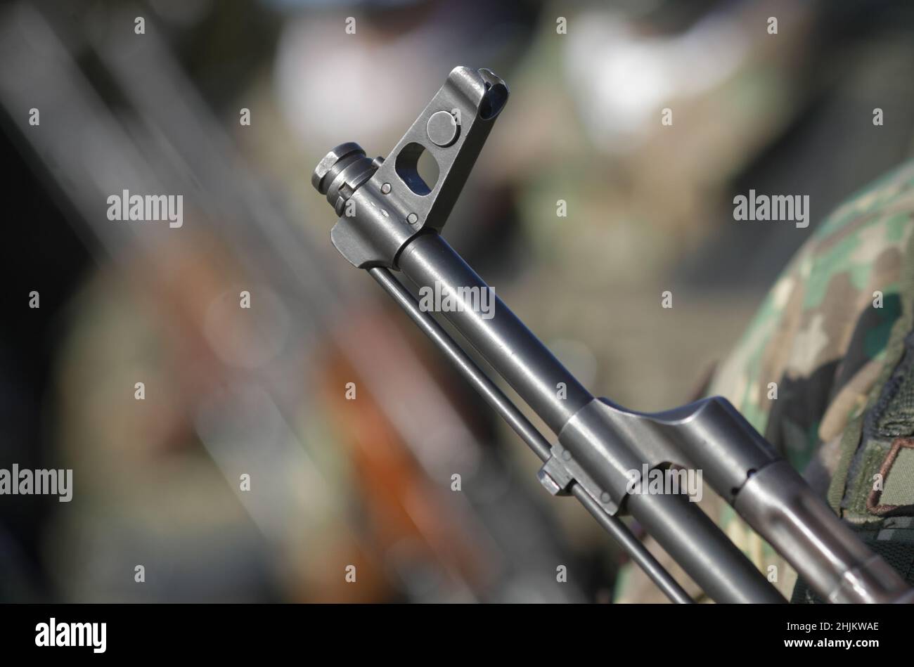 Bukarest, Rumänien - 24. Januar 2022: Details mit rumänischen Soldaten, die während einer öffentlichen Zeremonie automatische AK 47-Gewehre hielten. Stockfoto