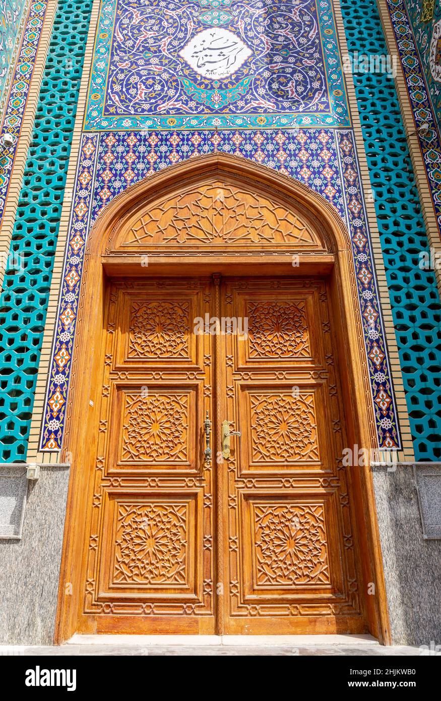 Dubai, VAE, 24.09.21. Ali Ibn Abi Talib Moschee (iranische Moschee Hosainia) Türen, bunte schiitische iranische Moschee in Bur Dubai, Deira mit persischer Fayence Stockfoto
