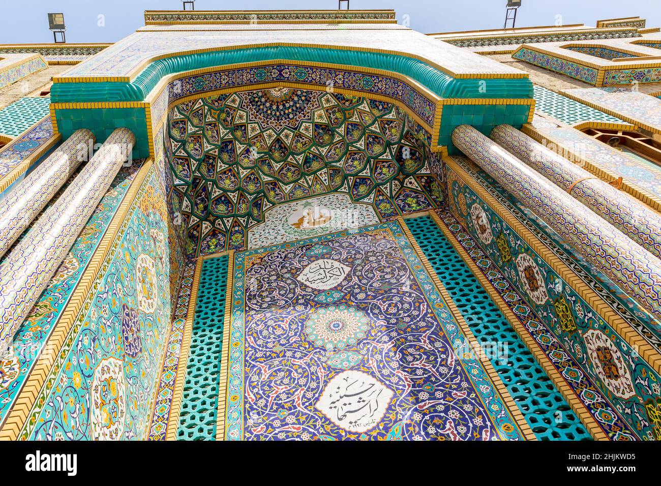 Dubai, VAE, 24.09.21. Fassade der Ali Ibn Abi Talib Moschee (iranische Moschee Hosainia), farbenfrohe schiitische iranische Moschee in Bur Dubai, Deira mit persischer Fayence Stockfoto