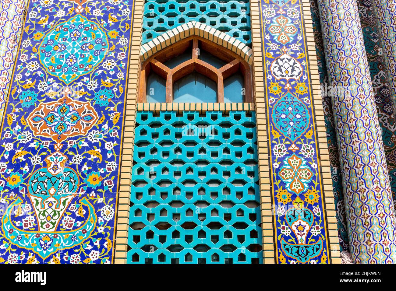 Fassade der Ali Ibn Abi Talib Moschee (iranische Moschee Hosainia), farbenfrohe schiitische iranische Moschee in Bur Dubai, Deira mit persischen Fayence-Fliesen. Stockfoto
