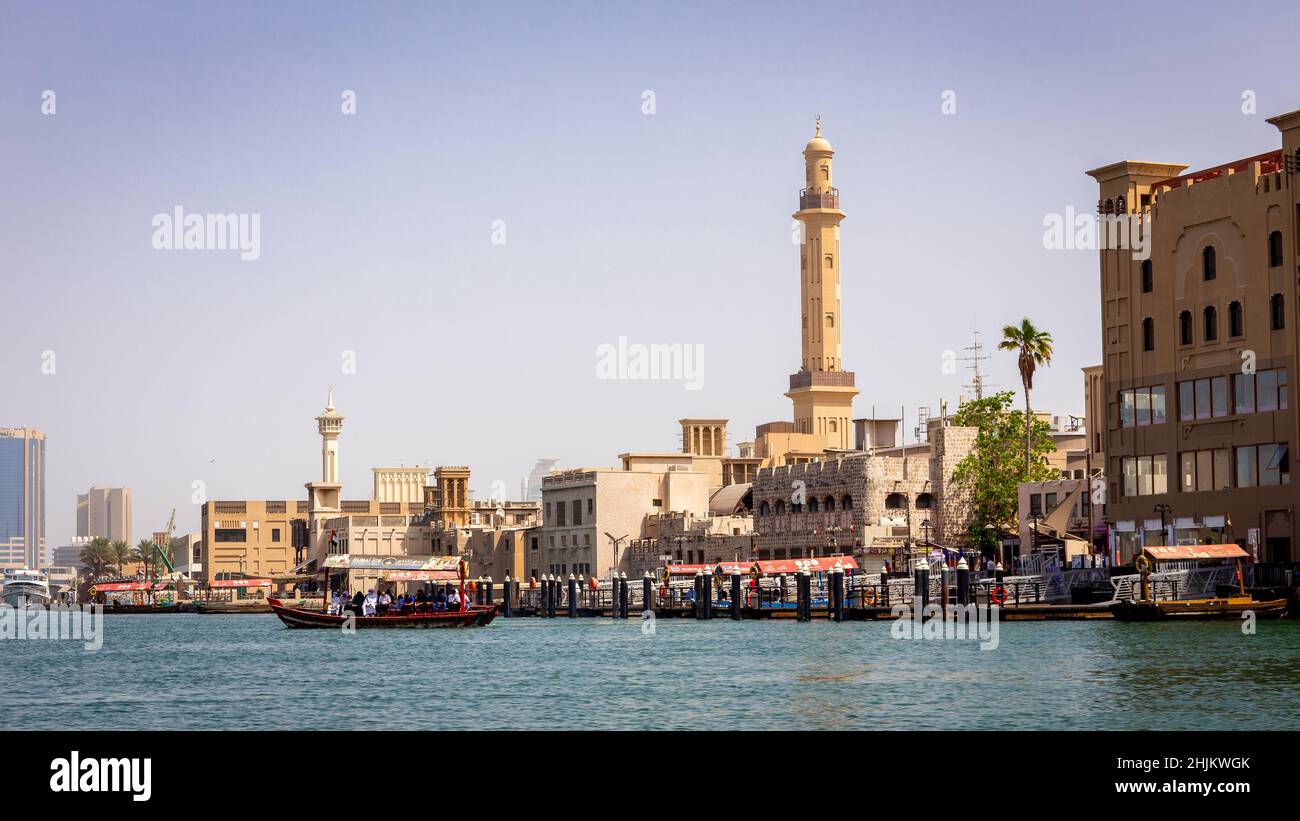 Dubai, VAE, 24.09.21. Blick auf das historische Viertel von Dubai, Deira und Al Fahidi mit dem Dubai Creek-Kanal und traditionellen Holzbooten. Stockfoto