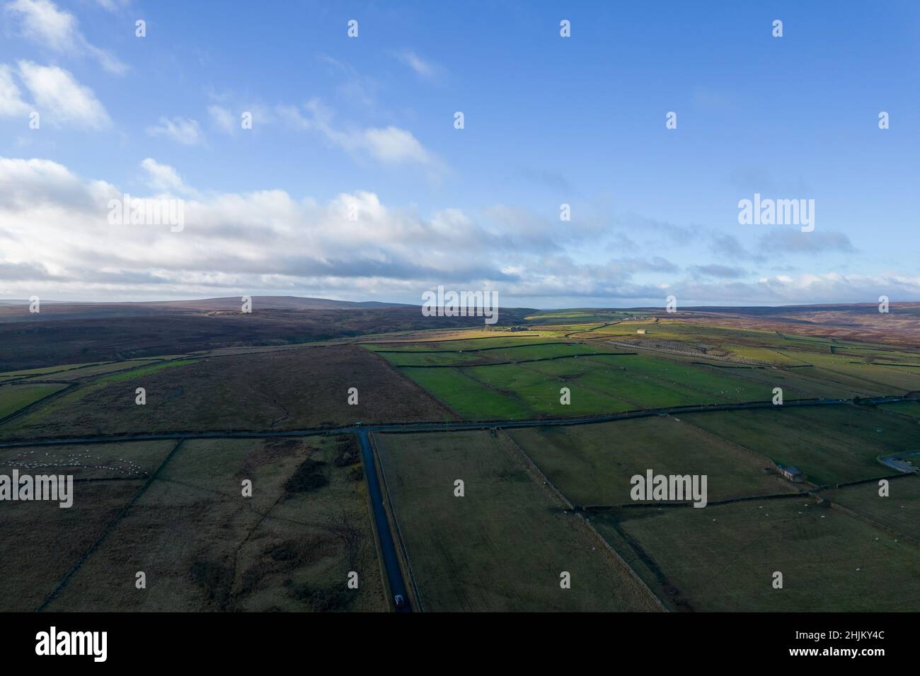 Drohnenfotos des Thruscross Reservoir in North Yorkshire, aufgenommen an einem sonnigen Wintertag Stockfoto