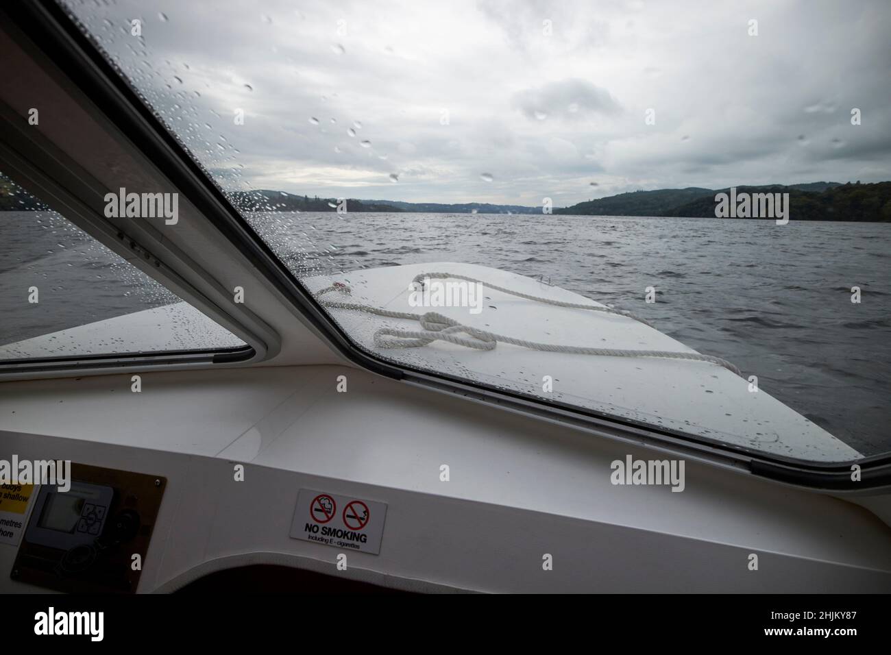 Blick durch das Fenster auf einem kleinen Boot auf Lake windermere Lake District, cumbria, england, großbritannien Stockfoto