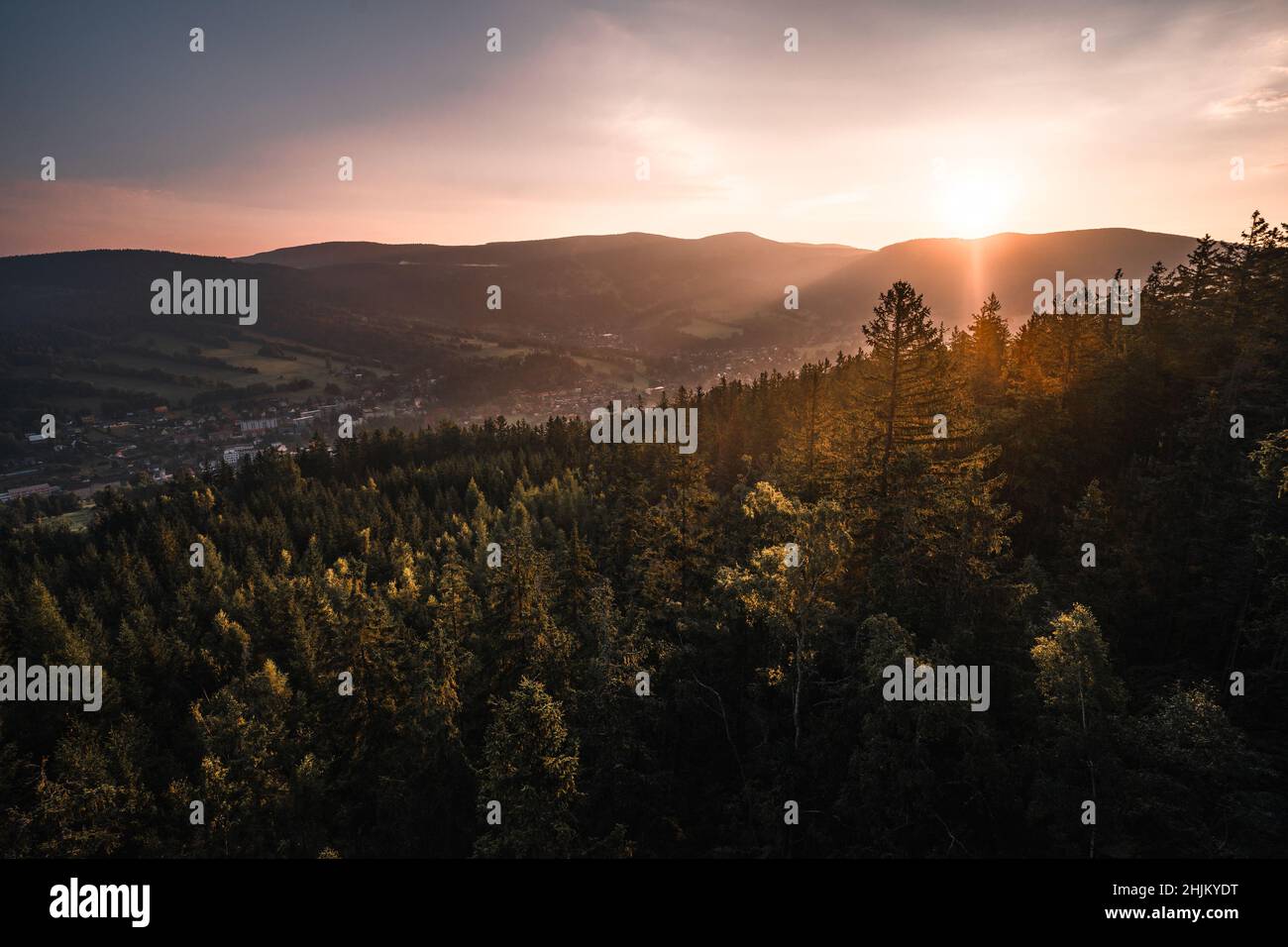 Schöner Sonnenaufgang in Krkonose, aufgenommen vom Aussichtspunkt Straz oberhalb der Stadt Rokytnice nad Jizerou, Tschechische Republik Stockfoto