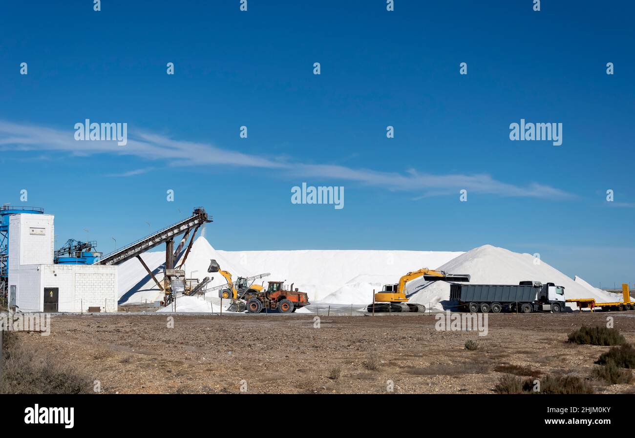 Anlage zur Herstellung von Meersalz. Stapelbar für den Heimgebrauch und für den Einsatz auf vereisten Straßen Stockfoto