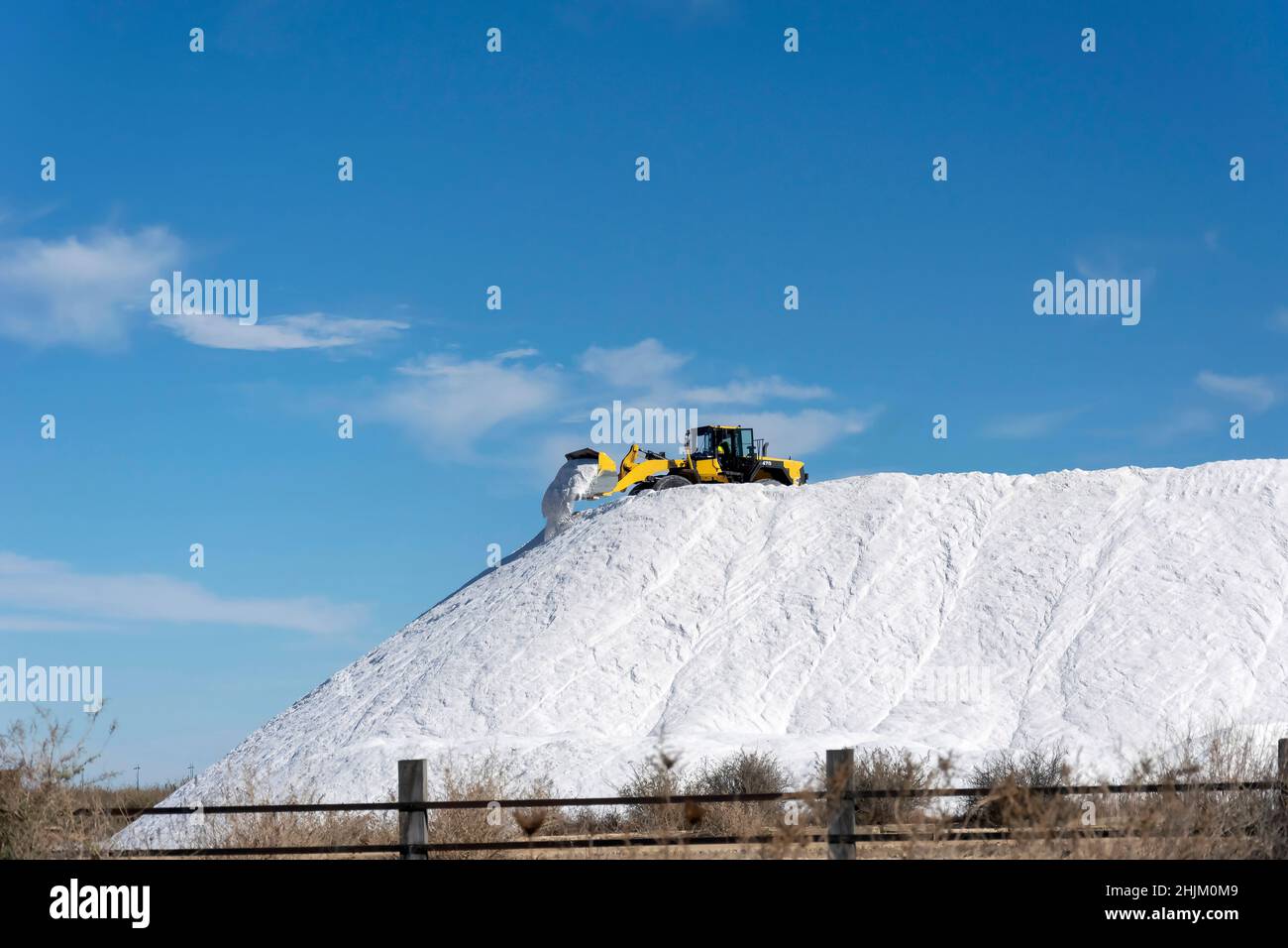 Bagger arbeiten in einem riesigen Salzstapel in Salzwerken Stockfoto