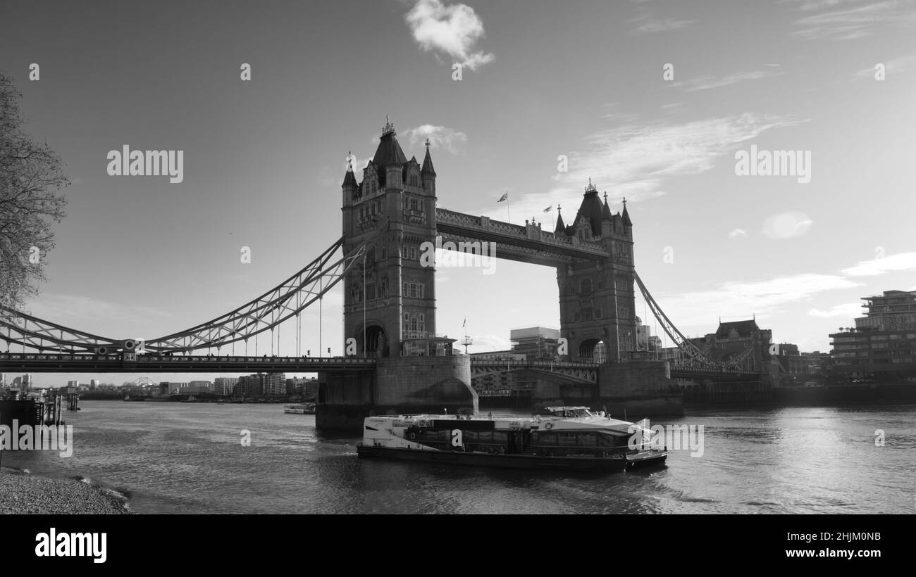 Monochrome Turmbrücke mit Touristenboot, auf der Themse in London Stockfoto