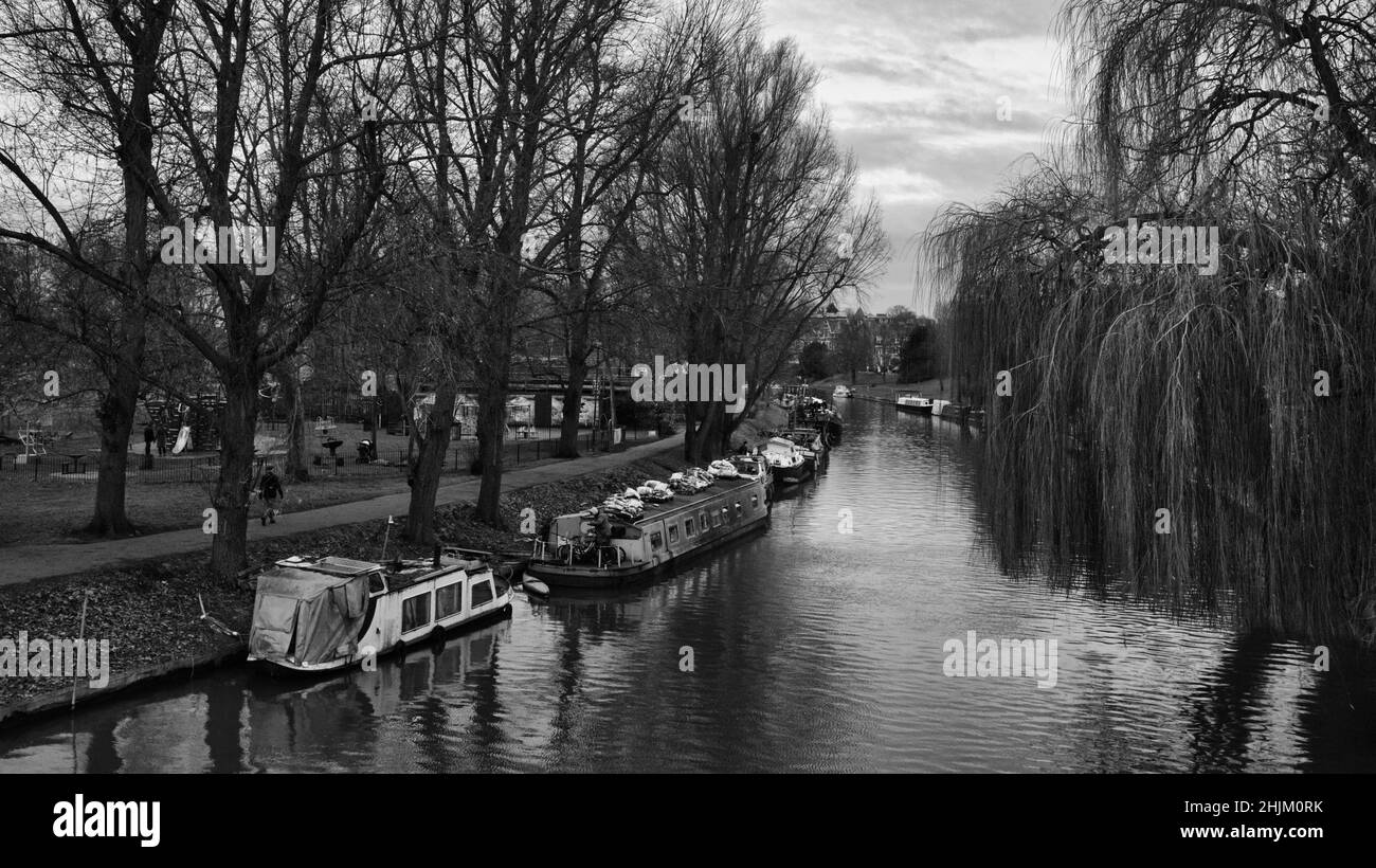 Cambridge Canal mit Kanalbooten an der Seite Stockfoto
