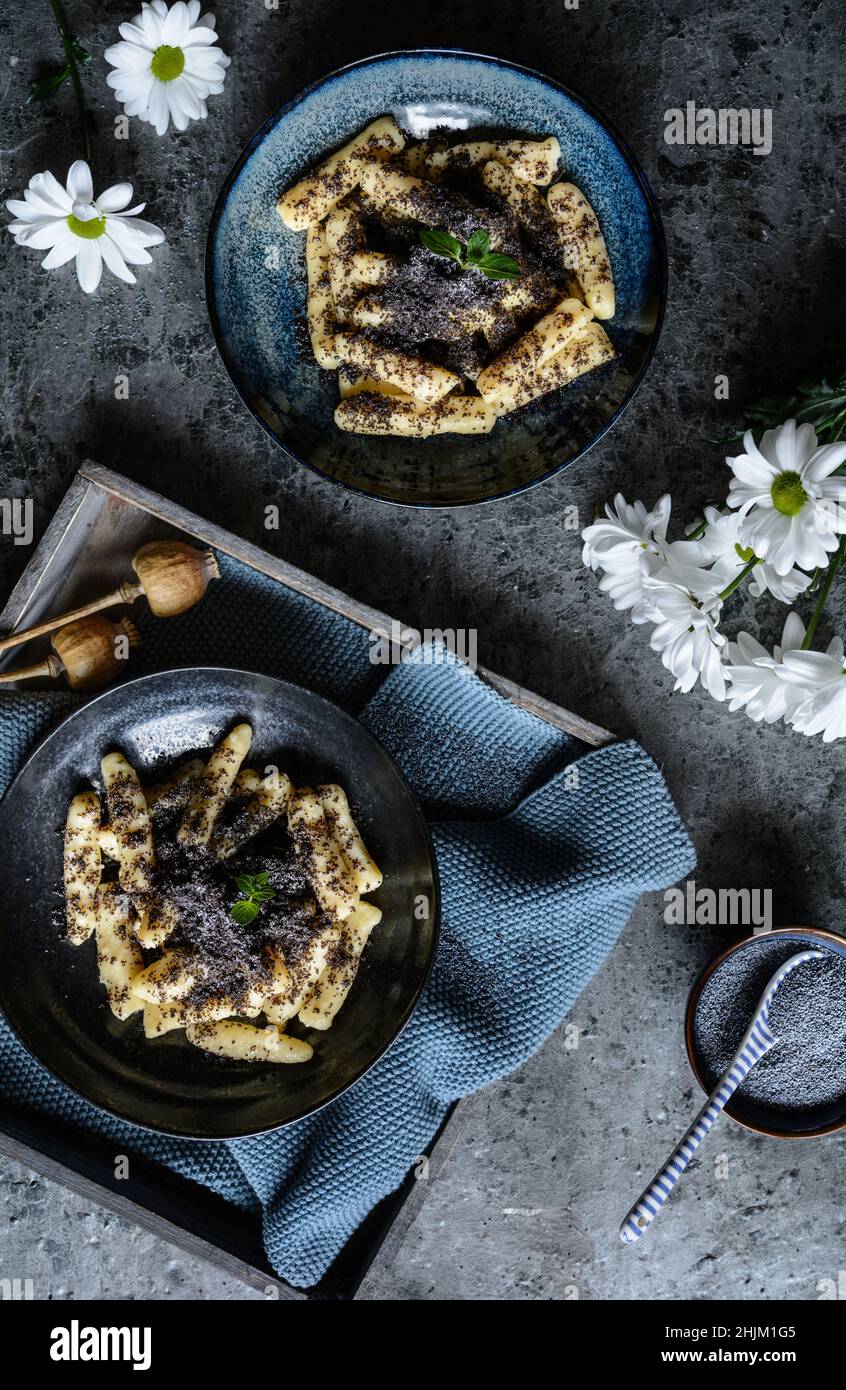 Sulance, Kartoffelknödel mit Mohn, köstliches traditionelles slowakisches Dessert Stockfoto