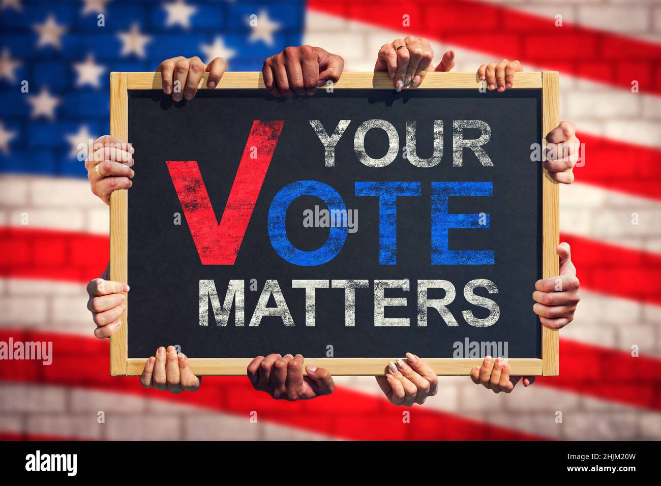 Eine Menge Hand hält ein Banner mit Text IHRE STIMME ZÄHLT auf den Hintergrund der amerikanischen Flagge. Ihre Stimme Zählt. Konzept der Wählerrechte und der US-Wahl Stockfoto
