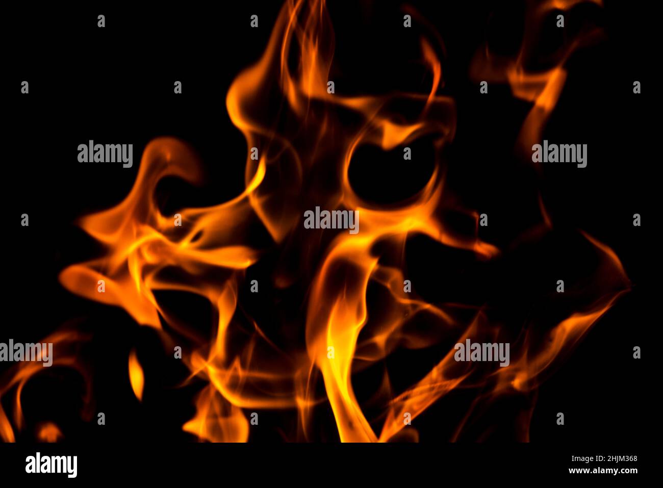 Feuer Flammen abstrakt auf schwarzem Hintergrund. Feuer und brennende Flamme auf dunklem Hintergrund. Stockfoto