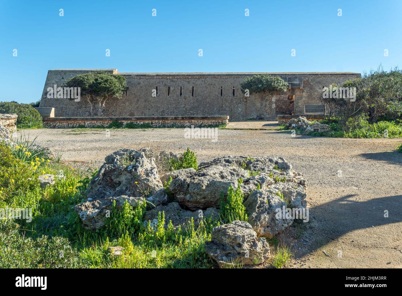 Altes Militärgebäude an der mallorquinischen Küste in der Stadt Cala d'Or, Es Forti. An einem sonnigen Morgen Stockfoto