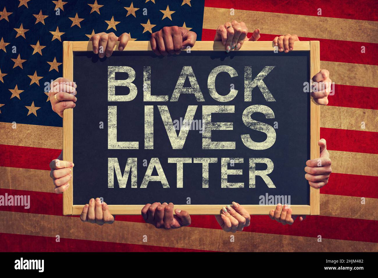 Eine Menge Hand halten ein Banner mit Text SCHWARZE LEBEN MATERIE auf dem Hintergrund der amerikanischen Flagge. Schwarze Leben sind wichtig. Stockfoto
