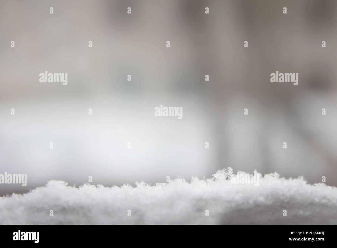 Winterbanner mit Schnee und verschwommenem Hintergrund. Selektiver Fokus. Winter-Banner oder -Poster. Speicherplatz kopieren Stockfoto