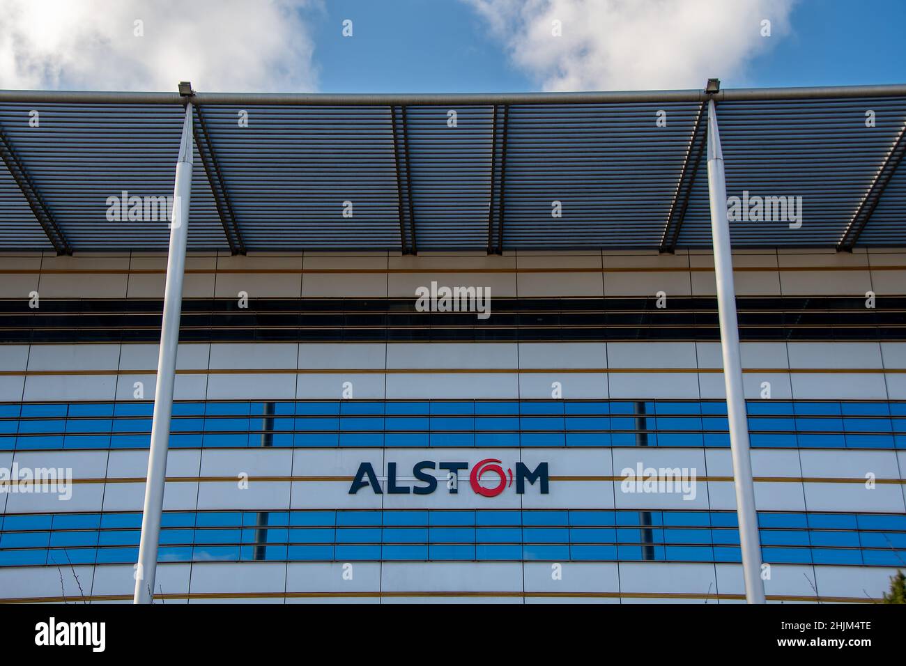 Außenansicht des Hauptsitzes von Alstom, einem französischen multinationalen Unternehmen, das sich hauptsächlich auf den Schienenverkehr (Zug, Straßenbahn und U-Bahn) spezialisiert hat Stockfoto