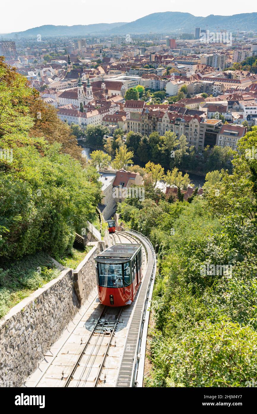 Graz, Österreich - 26. September 2021:Blick auf die Seilbahn, die zum berühmten schlossberg hinaufsteigt, mit Uhrenturm.Reiseziel in Österreich Stockfoto