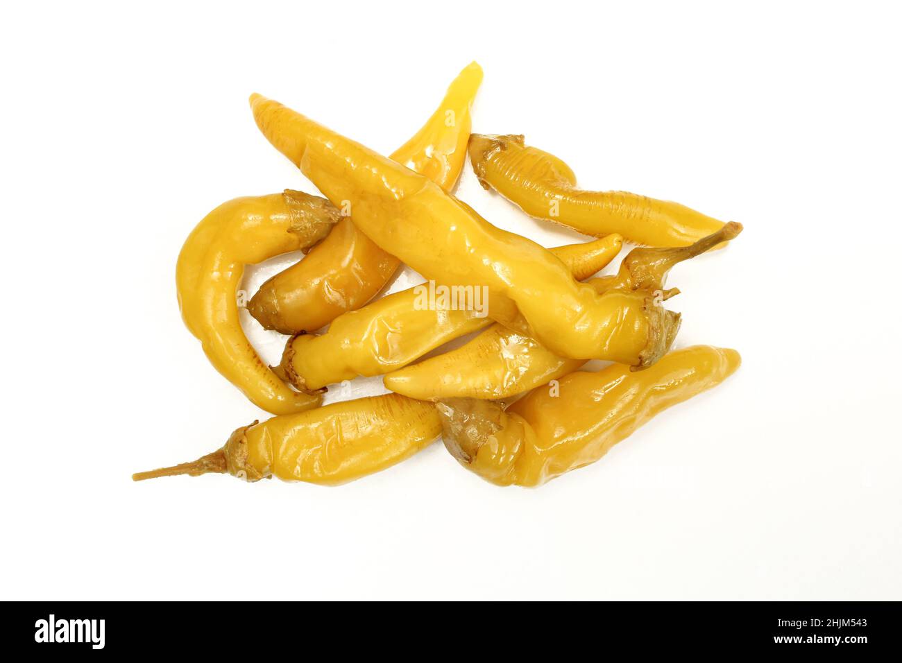 Gruppe von gelben Paprika isoliert auf weißem Hintergrund. Nasses, würziges Gemüse Stockfoto