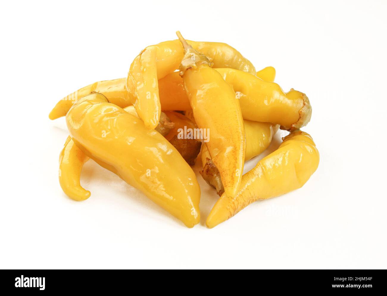 Gruppe von gelben Paprika isoliert auf weißem Hintergrund. Nasses, würziges Gemüse Stockfoto