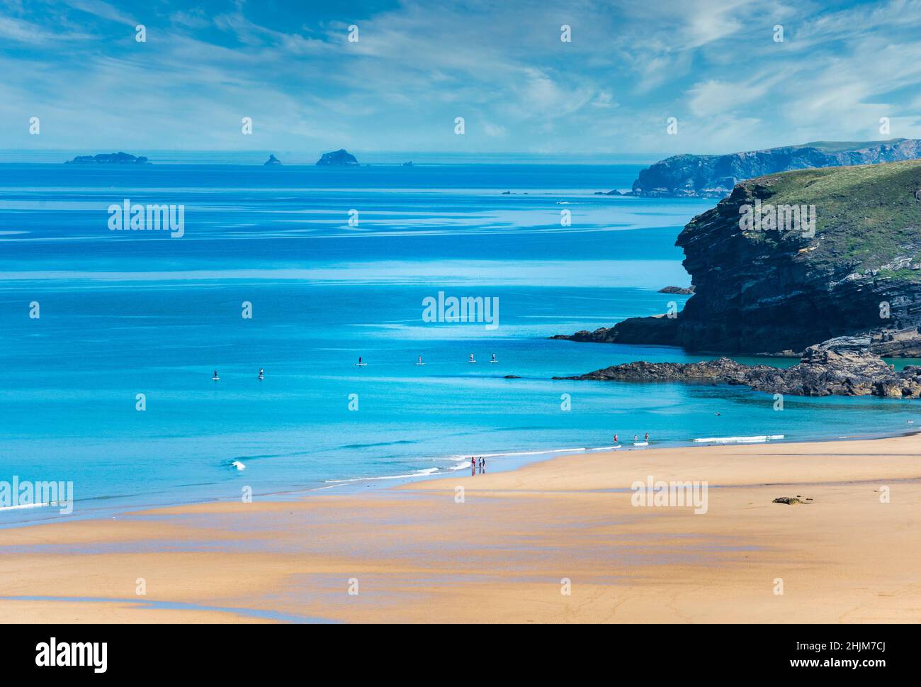 Newquay,Cornwall,England,Vereinigtes Königreich-Juni 21st 2021:Strandgänger und Paddelboarder genießen das warme, sonnige Mittsommerwetter und den riesigen Sandstrand Stockfoto