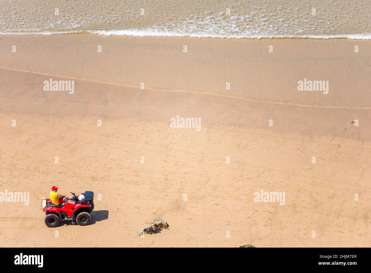 Newquay,Cornwall,England,Vereinigtes Königreich-Juni 21st 2021: Ein Rettungsschwimmer, sitzt auf seinem Quad-Bike, wachsam beobachten Menschen im Meer, an einem heißen Sommertag Stockfoto