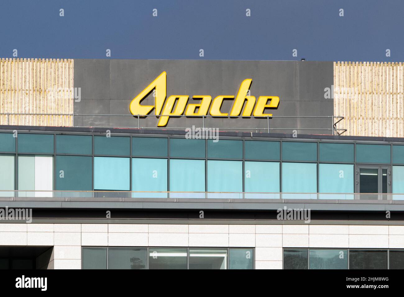 Apache-Logo auf dem Gebäude von Apache North Sea Limited, Aberdeen, Schottland, Großbritannien Stockfoto