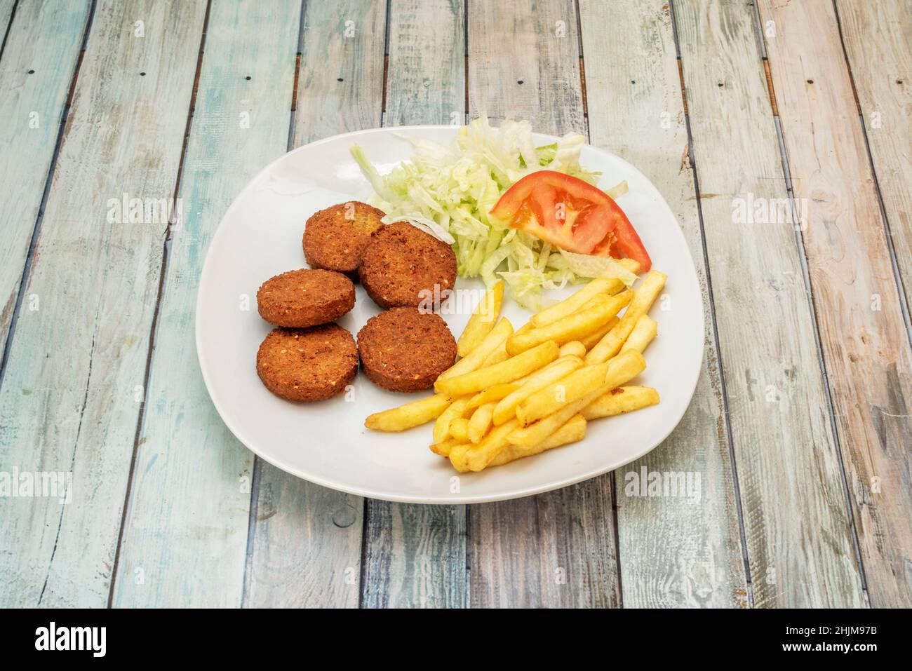 Falafel ist das Hauptgericht der arabischen Küche, das neue „muss“ der veganen Ernährung und das beliebteste Fast Food im gesamten Nahen Osten. Stockfoto