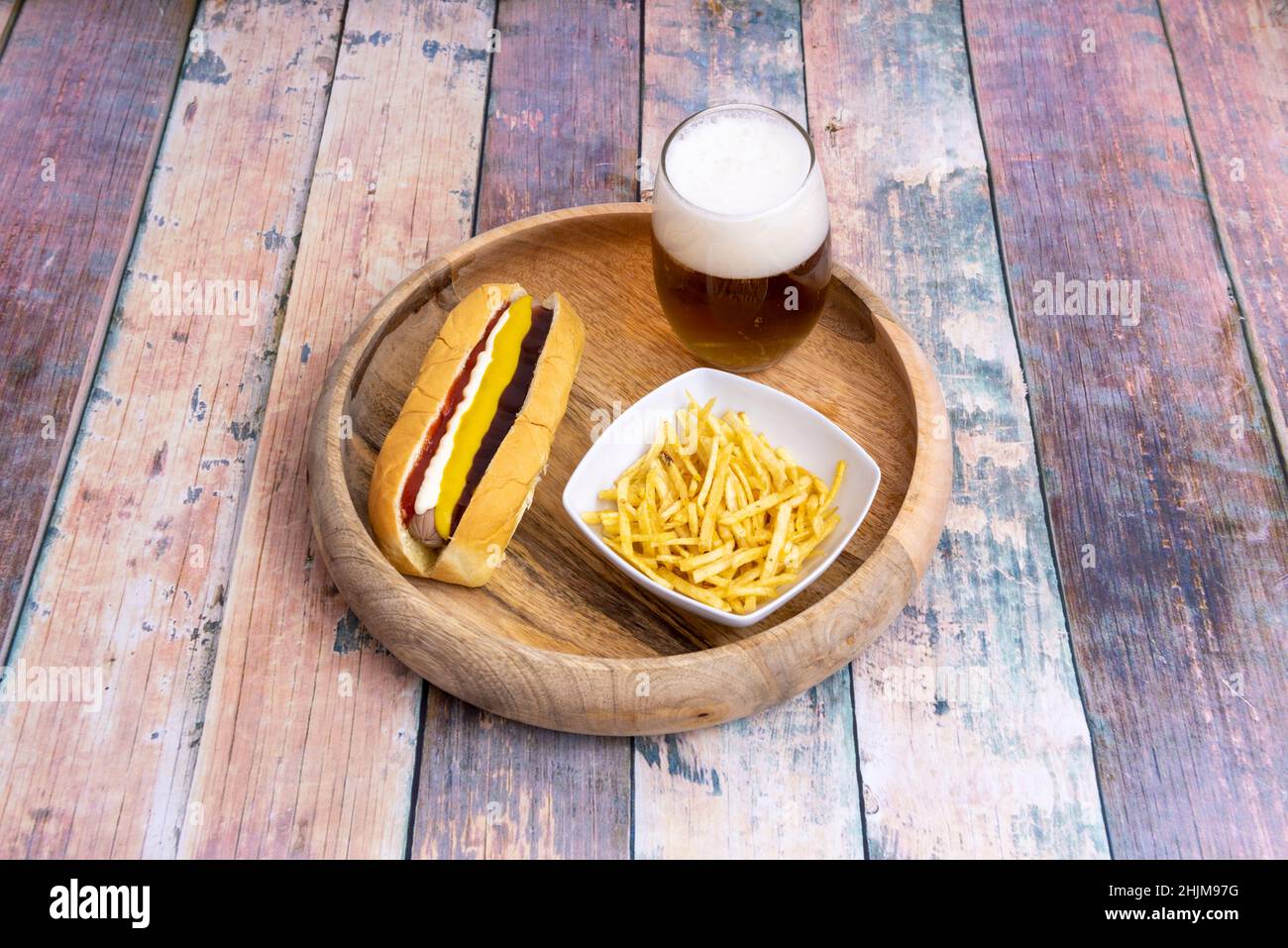 Hot Dogs auf eigene Faust als Mahlzeit oder Snack, aber Sie können sie auch mit Beilagen und Snacks servieren. Einige der beliebtesten Beilagen für Hot Dogs sind: ch Stockfoto