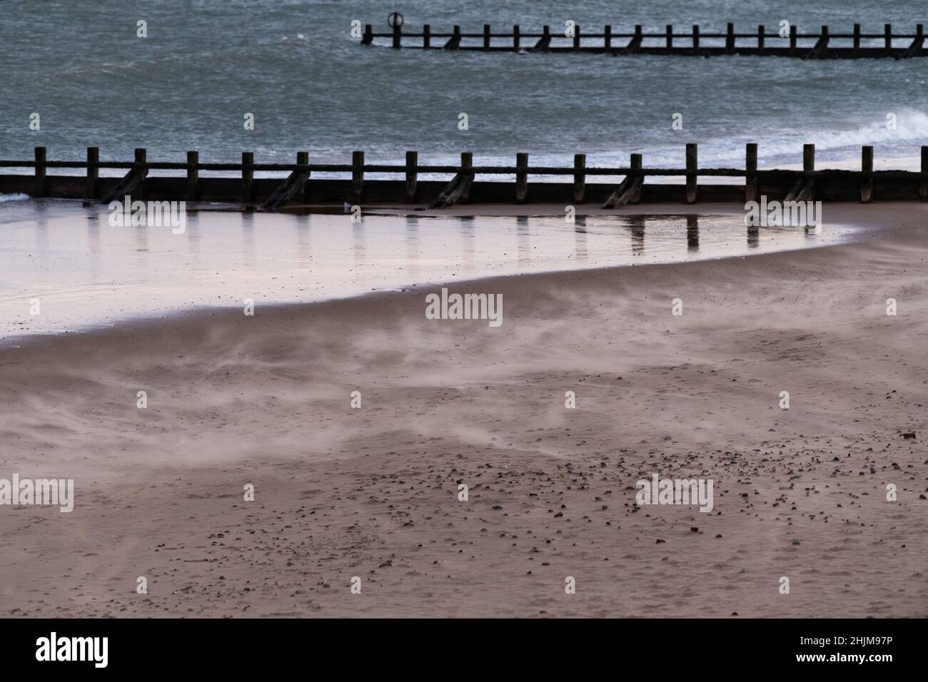 Wind weht Sand über den feuchten Strand - Aberdeen, Schottland, Großbritannien Stockfoto